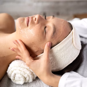 vista lateral mujer recibiendo masajes spa 23 2149871235