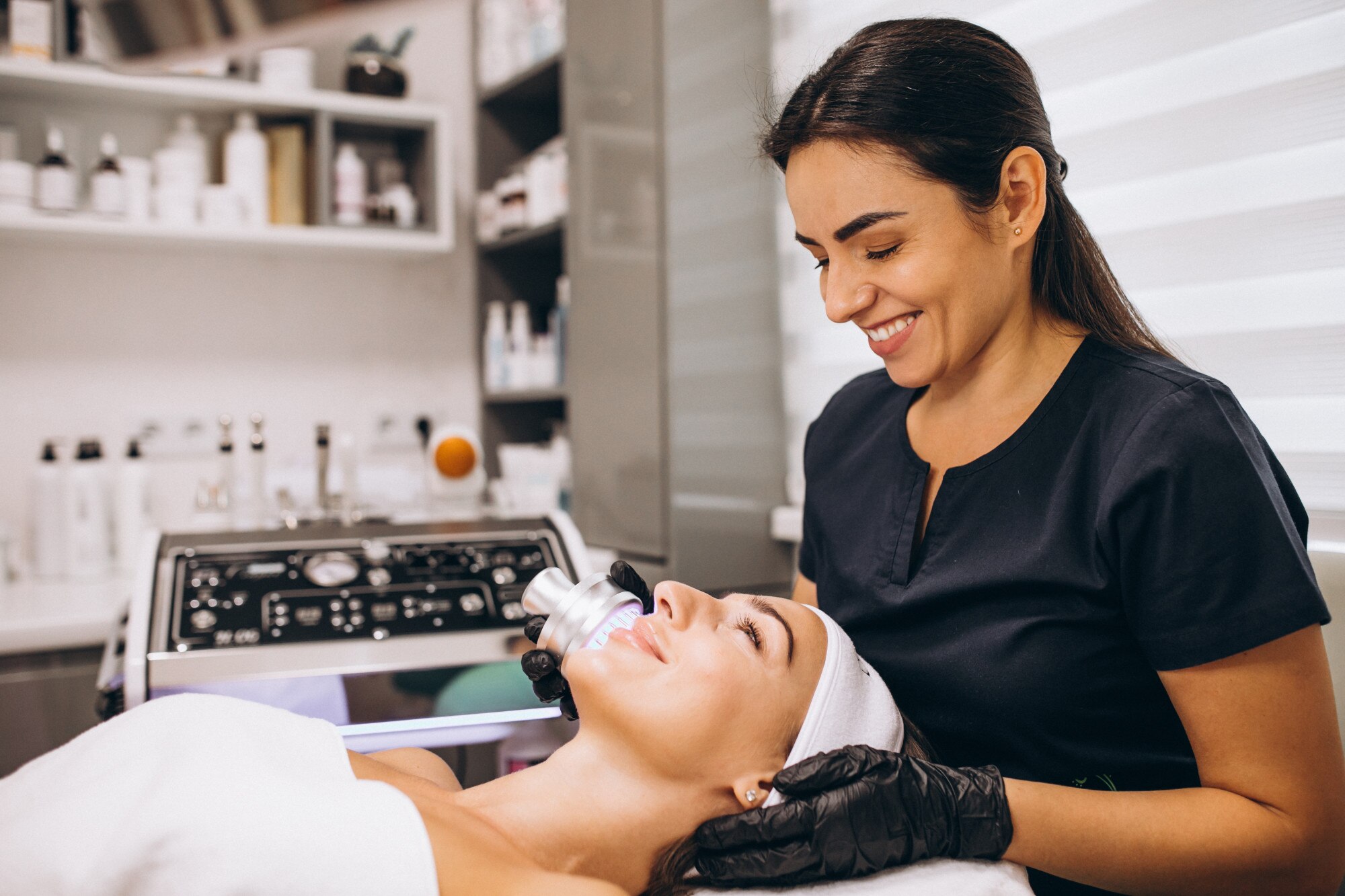 mujer haciendo procedimientos belleza salon belleza 1303 16730