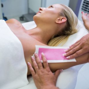 mujer que quita vello axila 107420 74072